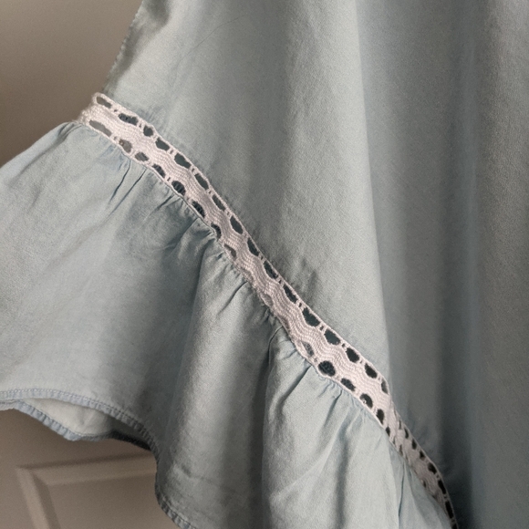 BCBGeneration Top Cropped Ruffled Short Sleeve White Eyelet Chambray Blue L NWT - Picture 12 of 16